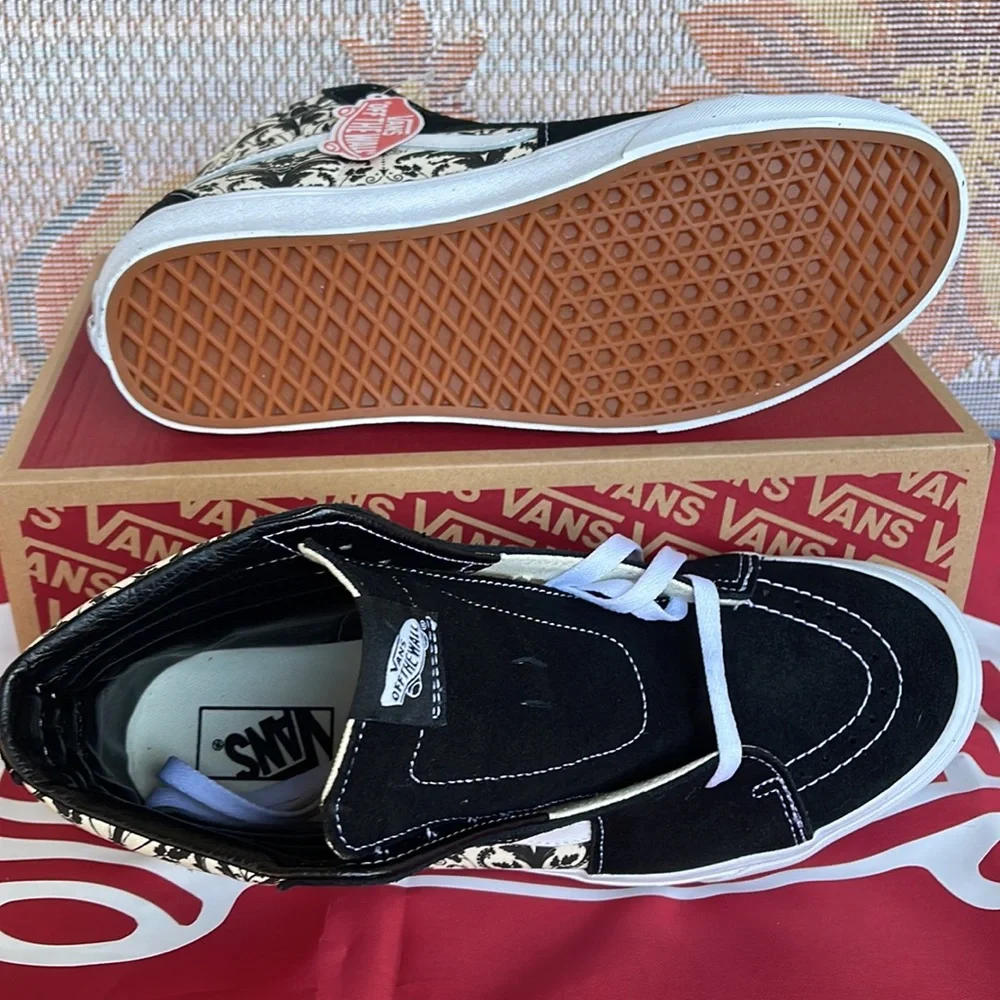 Vans Sk8-Hi
Skull Tapestry Black/Bone
VN0A7Q5N95X
Men’s sneakers - Picture 4 of 16